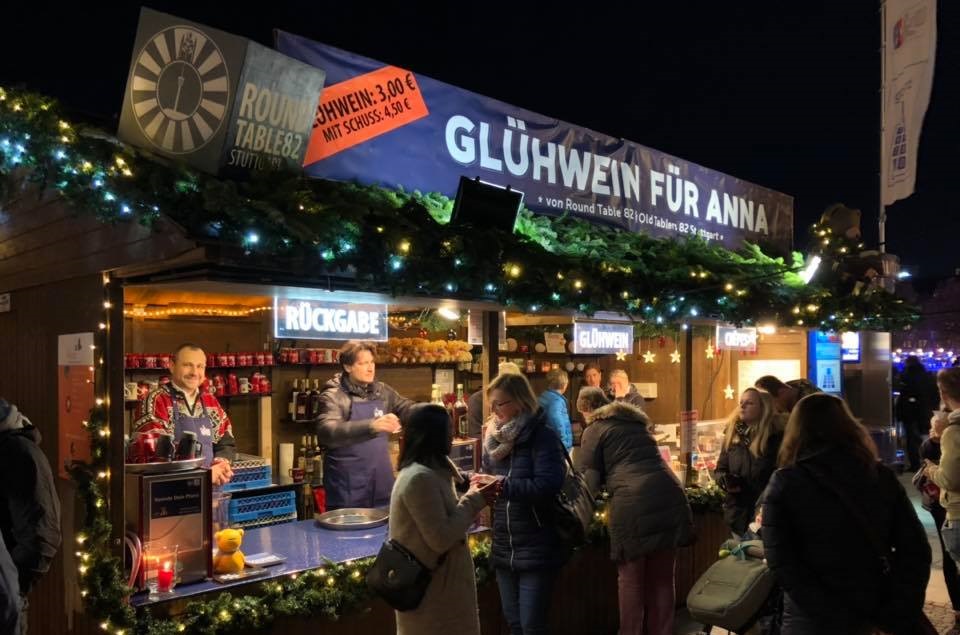 Glühweinstand von Round Table 82 Stuttgart auf dem Stuttgarter Weihnachtsmarkt